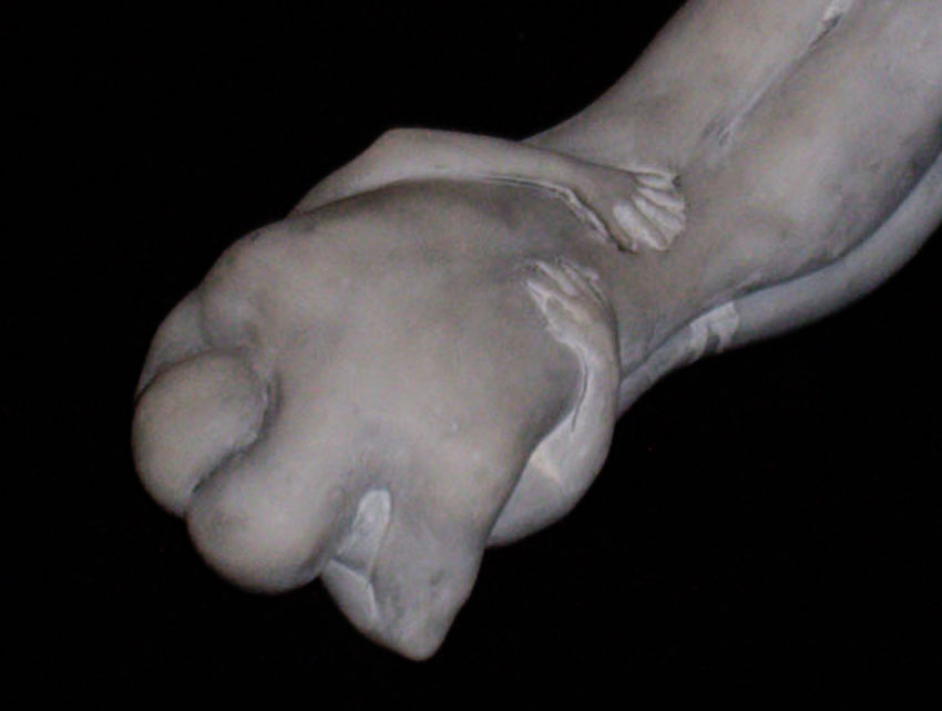 détaille de la sculptue enlacé